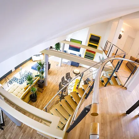 아파트 Unique Penthouse & Terrace 6br+3.5bath, Views! 프라하