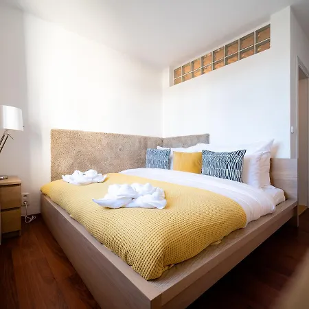 아파트 Unique Penthouse & Terrace 6br+3.5bath, Views! 프라하